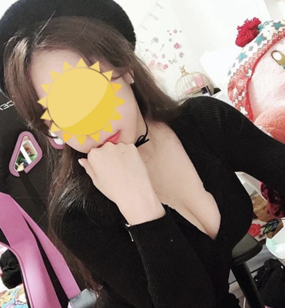 Nhờ shipper chụp lén hình bạn gái qua mạng, nam thanh niên sững sờ