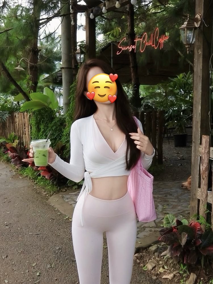 Bị chỉ trích vì mặc đồ ôm sát chụp ảnh ở quán cà phê, chính chủ phân trần: