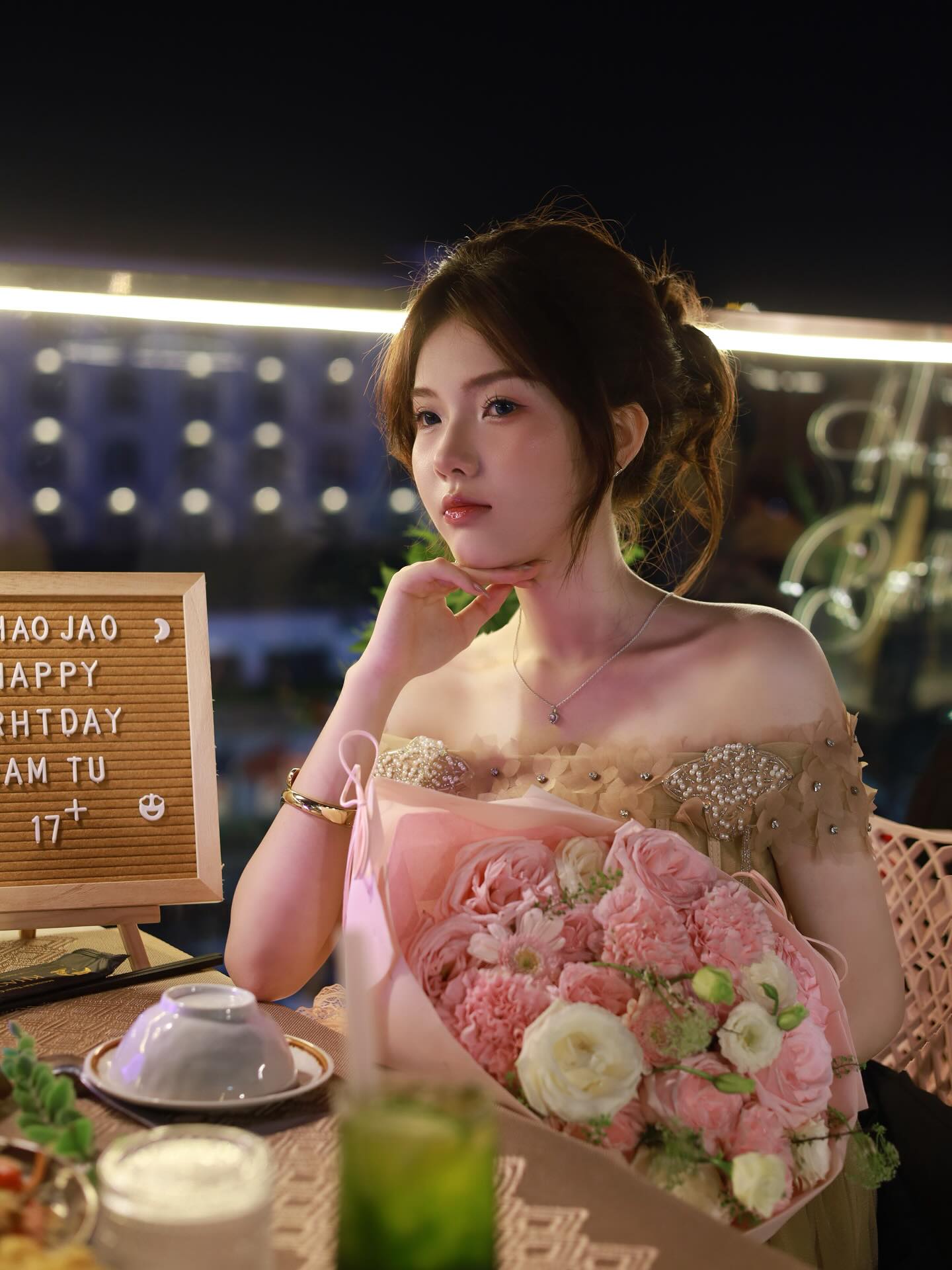 Hot girl học đường Phan Cẩm Tú gây ngỡ ngàng