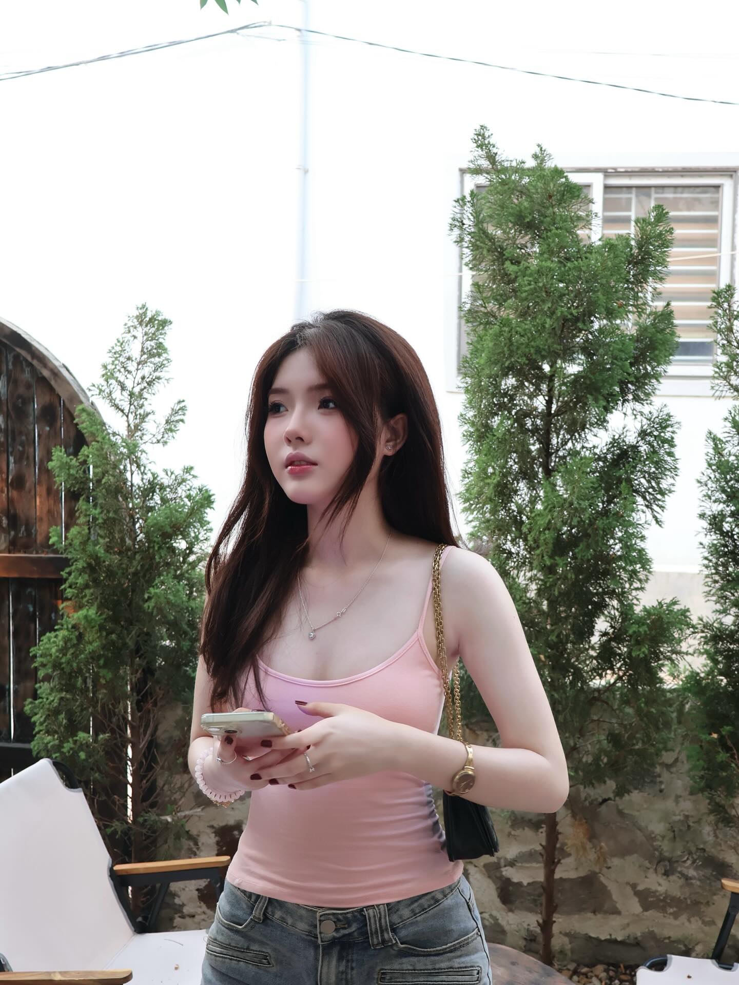 Hot girl học đường Phan Cẩm Tú gây ngỡ ngàng