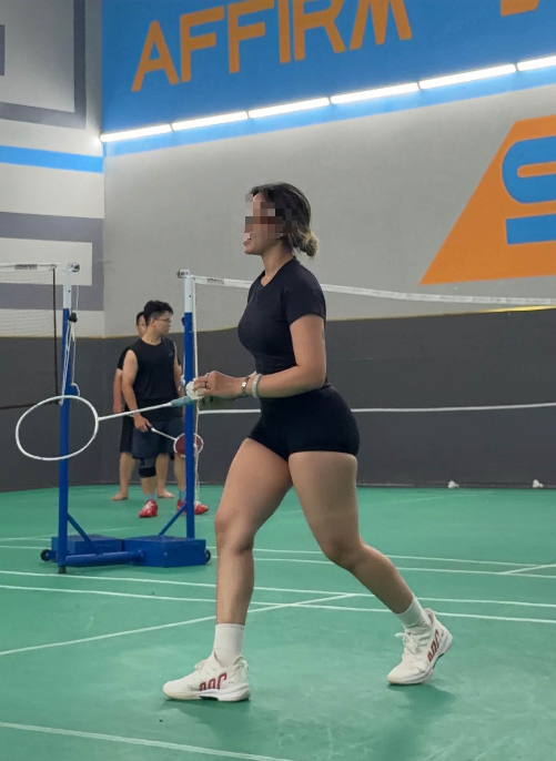 Mặc quần tập đi chơi cầu lông, nữ gymer bất ngờ bị CĐM chỉ trích