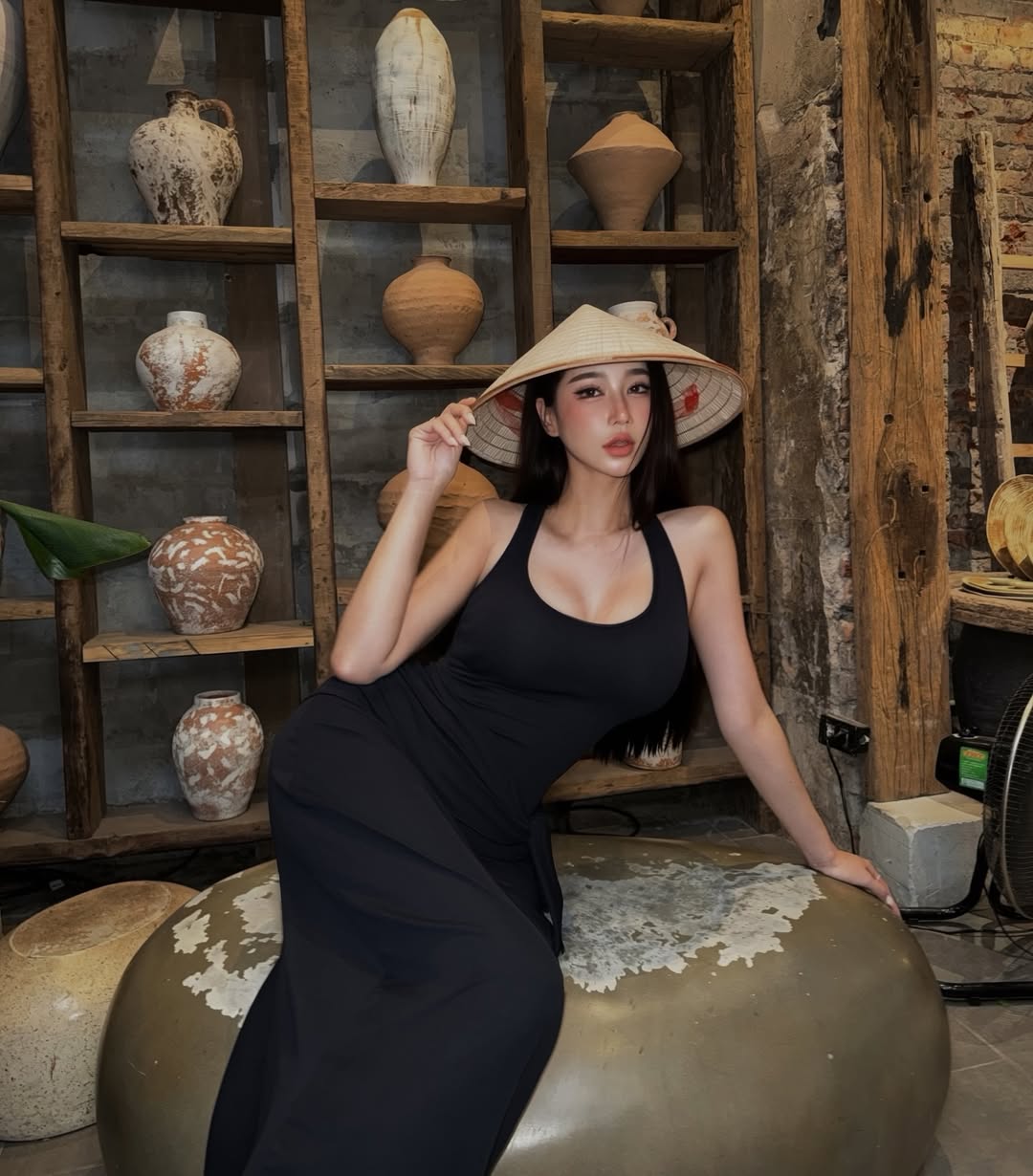 Bất ngờ check-in ở Nhà Thờ Lớn Hà Nội, hot girl Thái Lan khiến CĐM thích thú