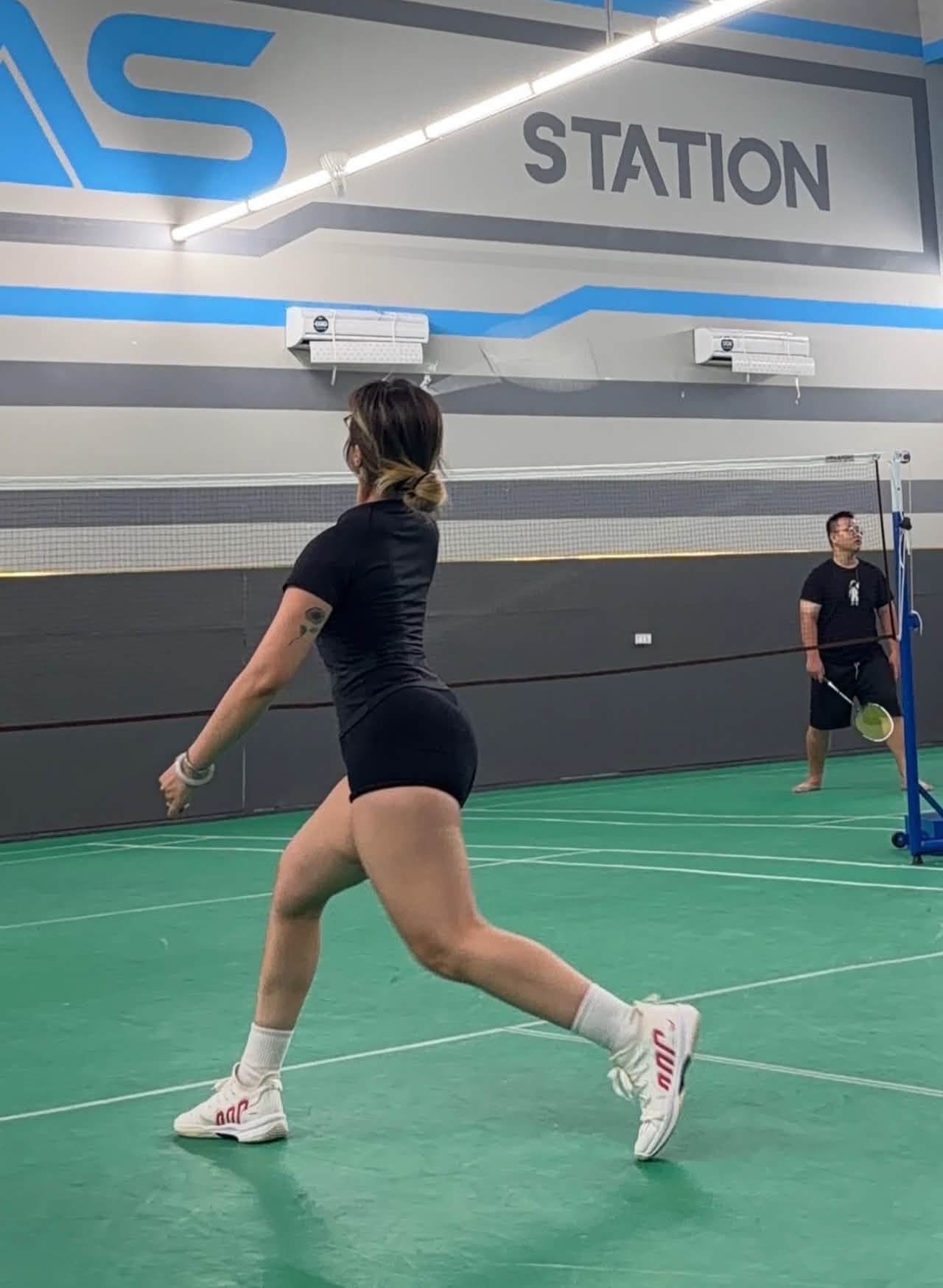Mặc quần tập đi chơi cầu lông, nữ gymer bất ngờ bị CĐM chỉ trích