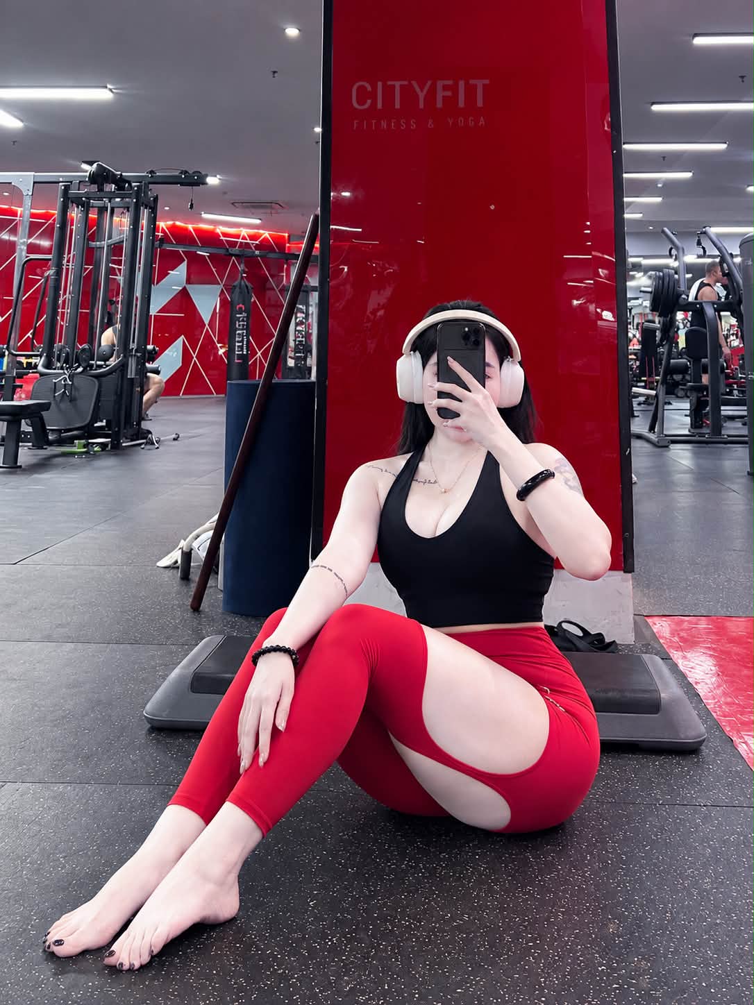Chiếc quần gym có thiết kế táo bạo, khiến hot girl bất ngờ vướng phải tranh cãi