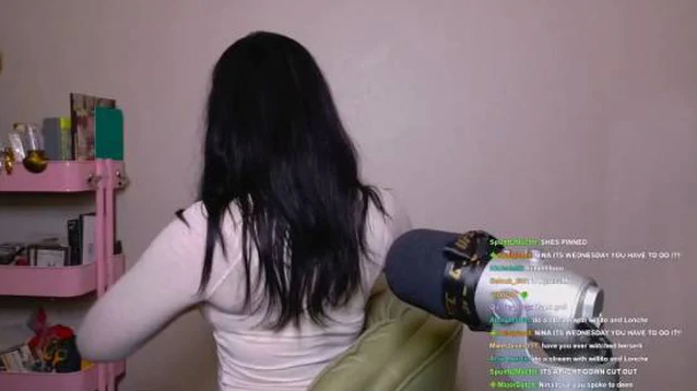 Liên tục chỉnh quần áo trên sóng, nữ streamer xinh đẹp gặp sự cố bất ngờ, CĐM tranh cãi kịch liệt