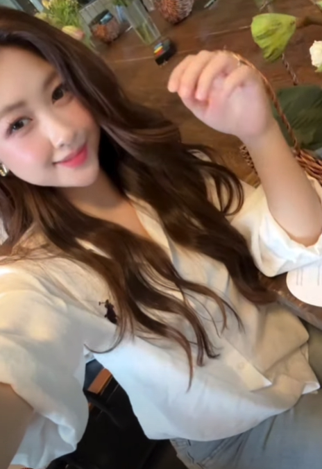 Hot girl chạy bộ khởi động nhẹ nhàng cũng dư sức thu hút triệu ánh nhìn