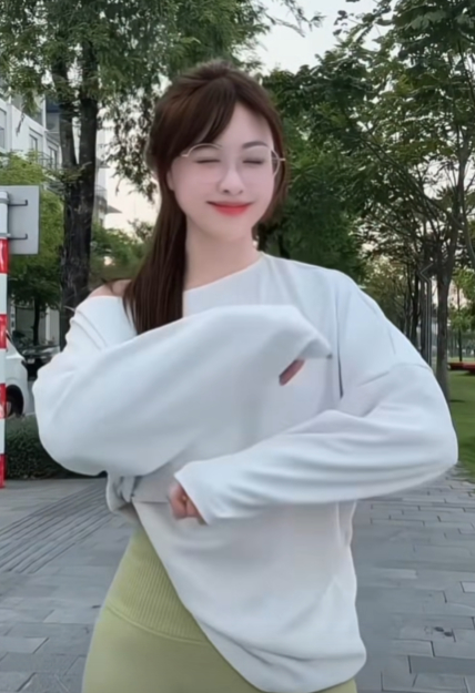 Hot girl chạy bộ khởi động nhẹ nhàng cũng dư sức thu hút triệu ánh nhìn