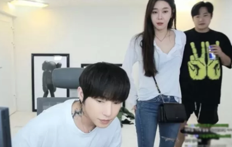 Vóc dáng ấn tượng đến nỗi tưởng sản phẩm AI, nữ streamer