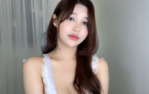 Vóc dáng ấn tượng đến nỗi tưởng sản phẩm AI, nữ streamer