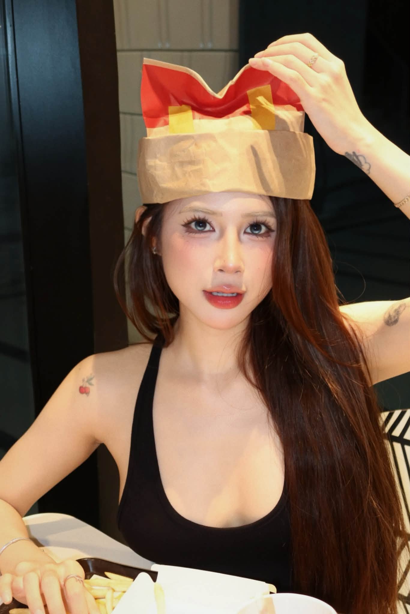Cô chủ phòng gym Quỳnh Ami thích thú tạo dáng với khoai tây chiên, vậy thôi cũng khiến fan nam thốt lên hai từ