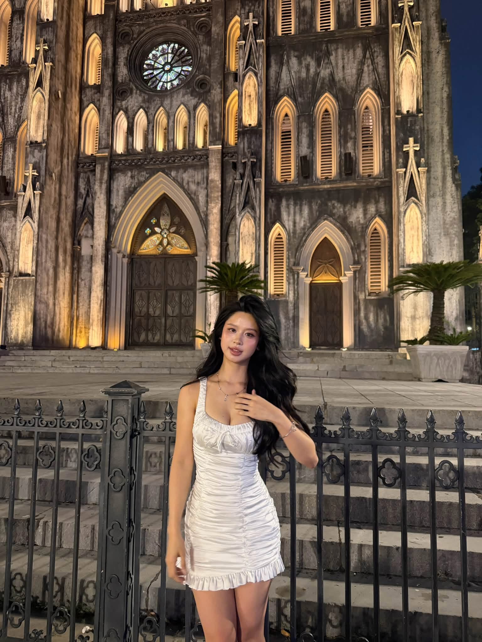 Đón mùa thu Hà Nội cùng Hàn Hằng: Check-in Nhà thờ Lớn, ăn nem nướng vỉa hè vẫn đẹp phát hờn