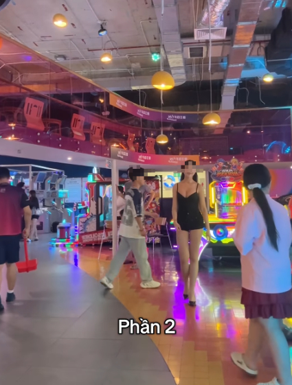 Ăn mặc hở hang giữa TTTM, hot girl khiến CĐM dấy lên phẫn nộ