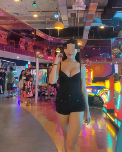 Ăn mặc hở hang giữa TTTM, hot girl khiến CĐM dấy lên phẫn nộ