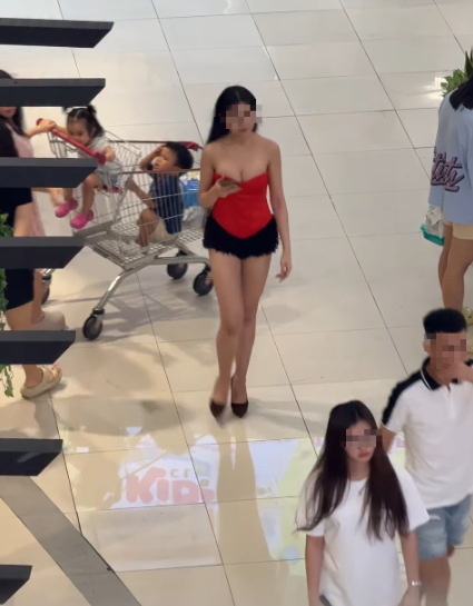 Ăn mặc hở hang giữa TTTM, hot girl khiến CĐM dấy lên phẫn nộ