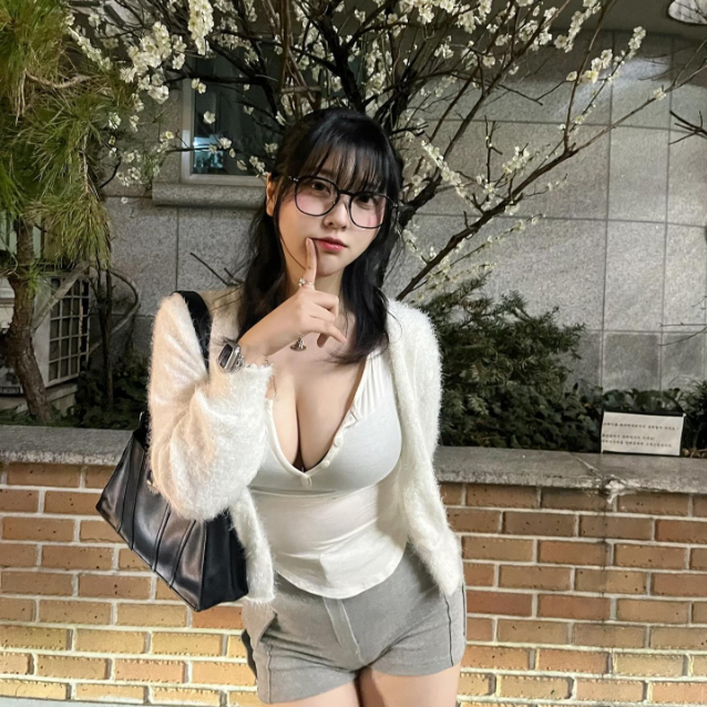 Nữ coser xinh đẹp bất ngờ đổ bộ sang làm streamer, vừa xuất hiện đã được