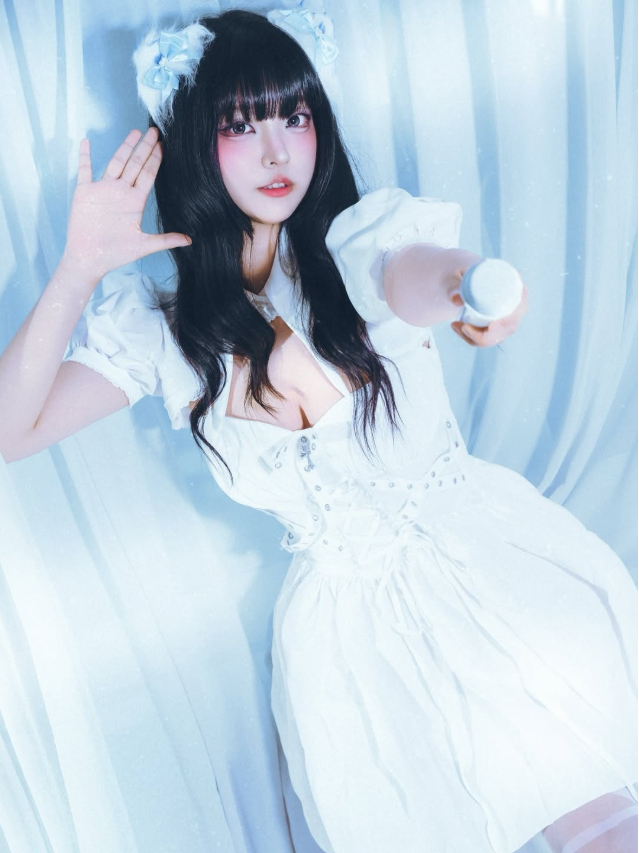 Nữ coser xinh đẹp bất ngờ đổ bộ sang làm streamer, vừa xuất hiện đã được