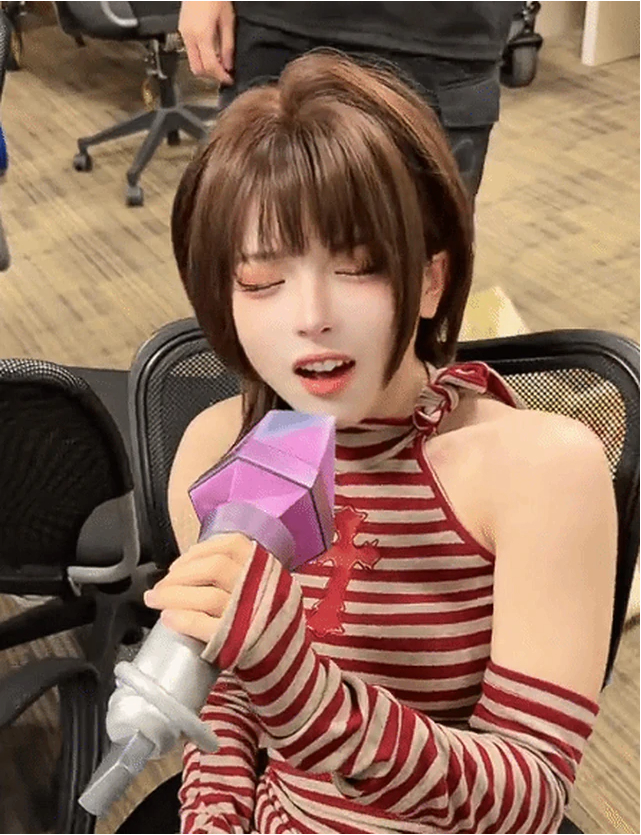Nữ streamer xinh đẹp bất ngờ tiết lộ chuyện tế nhị của bản thân trên sóng, thừa nhận bản thân đang quá 