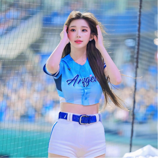 Hot girl gợi cảm hoảng sợ khi fan lần theo hình ảnh livestream, tìm tới tận nhà, vội lên tiếng cầu cứu