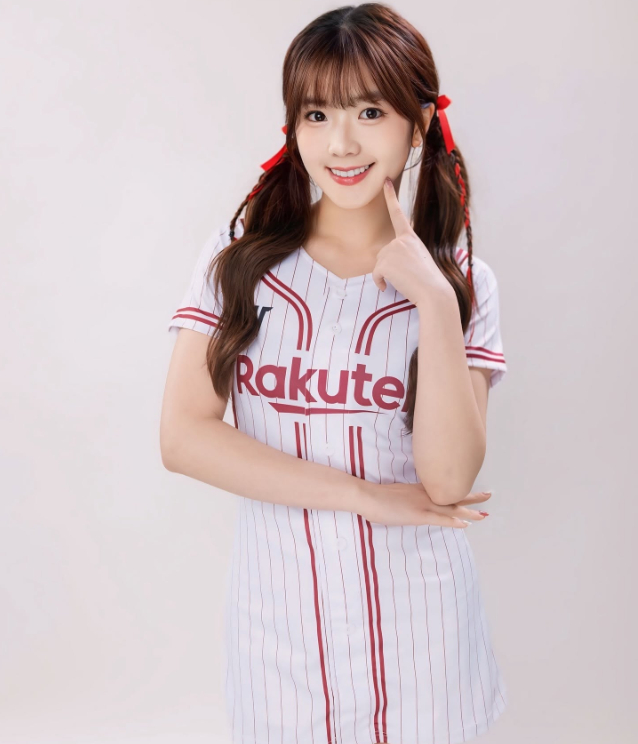 Chỉ một khoảnh khắc trên sân, hot girl xinh đẹp khiến nam fan say như điếu đổ, chính chủ có hành động