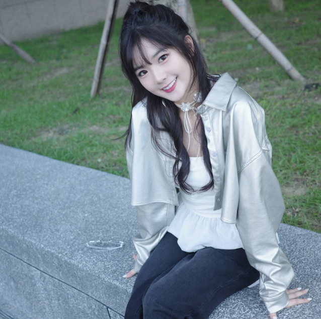 Chỉ một khoảnh khắc trên sân, hot girl xinh đẹp khiến nam fan say như điếu đổ, chính chủ có hành động
