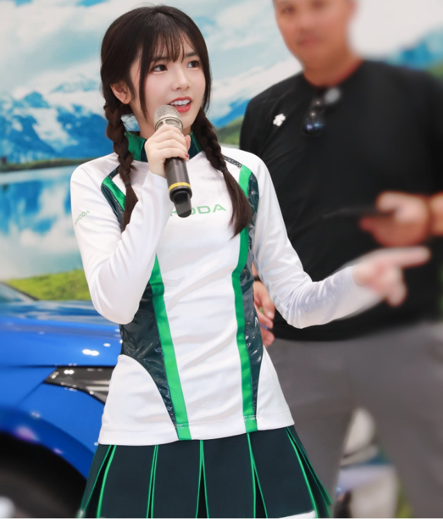Chỉ một khoảnh khắc trên sân, hot girl xinh đẹp khiến nam fan say như điếu đổ, chính chủ có hành động
