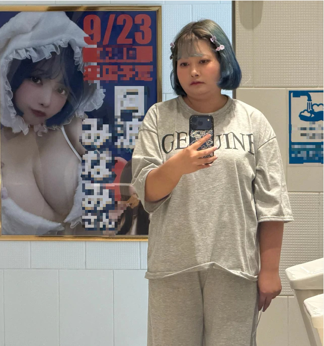 Đứng cạnh poster của chính mình nhưng chẳng ai nhận ra, hot girl Nhật Bản chán nản, tự thừa nhận