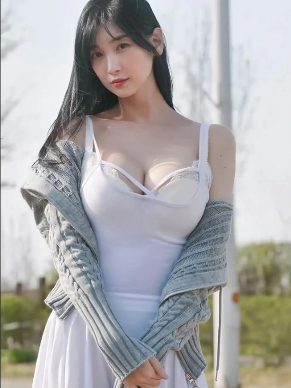 Nổi lên nhờ gợi cảm, nữ YouTuber gần 1,5 triệu subs bất ngờ xóa sạch video, từ bỏ phong cách giúp mình được biết tới