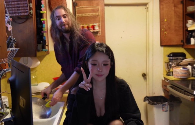 Tiết lộ một tháng chưa tắm, kỷ lục còn là 3 tháng, nam streamer khiến người xem “khóc thét”, vẫn có bạn gái gợi cảm như mơ