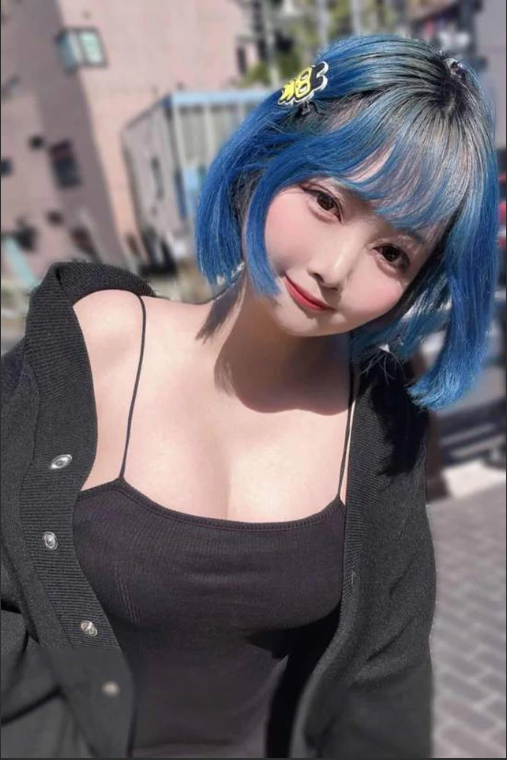 Đứng cạnh poster của chính mình nhưng chẳng ai nhận ra, hot girl Nhật Bản chán nản, tự thừa nhận