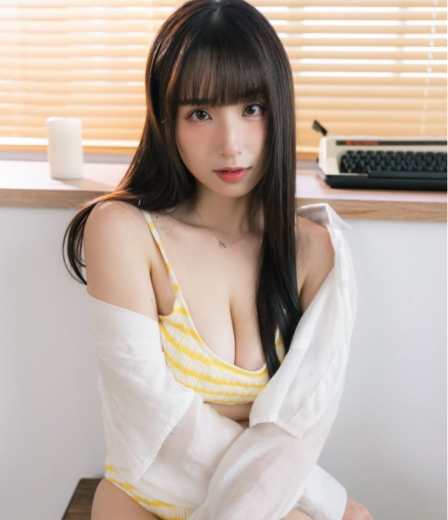 Từng bị chỉ trích vì chỉ mặc áo ngực thể thao khi chạy bộ, nữ YouTuber gây bất ngờ với hình ảnh mới, mạnh mẽ nhưng vẫn đầy gợi cảm