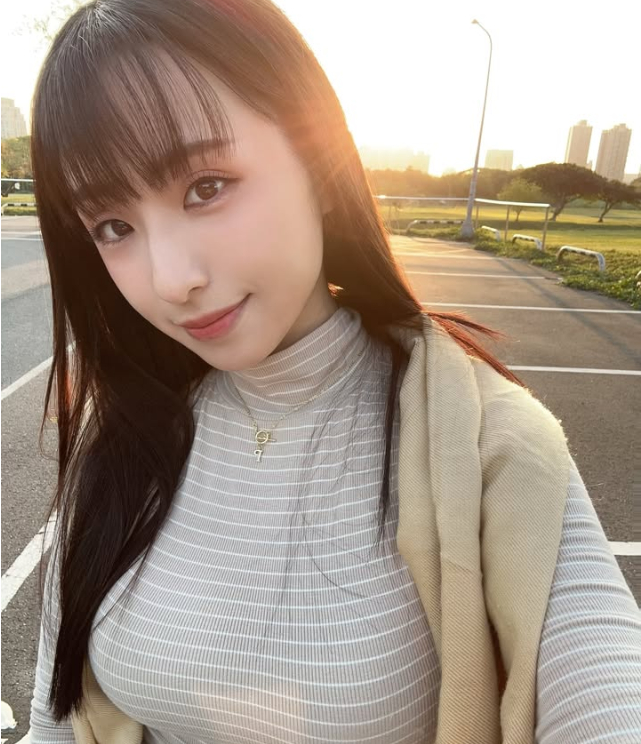 Từng bị chỉ trích vì chỉ mặc áo ngực thể thao khi chạy bộ, nữ YouTuber gây bất ngờ với hình ảnh mới, mạnh mẽ nhưng vẫn đầy gợi cảm