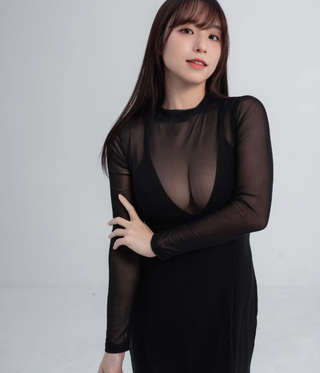 Từng bị chỉ trích vì chỉ mặc áo ngực thể thao khi chạy bộ, nữ YouTuber gây bất ngờ với hình ảnh mới, mạnh mẽ nhưng vẫn đầy gợi cảm