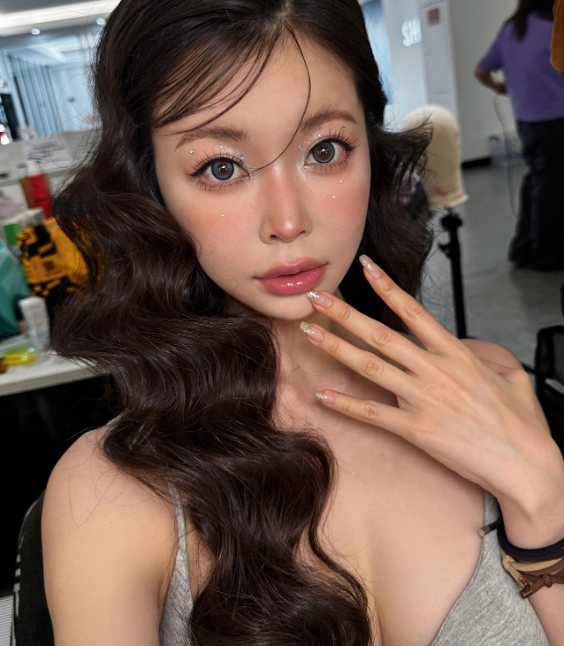 Ăn mặc gợi cảm tập tạ một tay, hot girl xinh đẹp gây chú ý tột độ, follow tăng chóng mặt