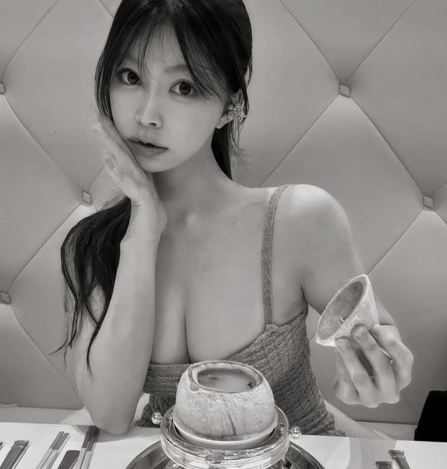Ăn mặc gợi cảm tập tạ một tay, hot girl xinh đẹp gây chú ý tột độ, follow tăng chóng mặt