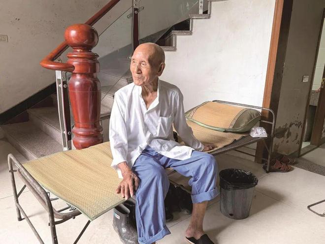 Cụ ông bách niên sống chill như Gen Z: Tích trữ nước ngọt, thích ngồi massage, ngủ 18 tiếng mỗi ngày