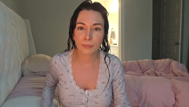 Nữ streamer nổi tiếng bất ngờ gặp sự cố trang phục ngay trên sóng khiến người xem hốt hoảng