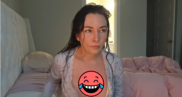Nữ streamer nổi tiếng bất ngờ gặp sự cố trang phục ngay trên sóng khiến người xem hốt hoảng