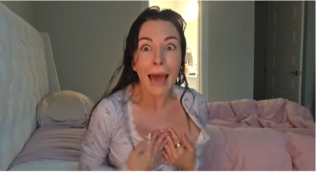 Nữ streamer nổi tiếng bất ngờ gặp sự cố trang phục ngay trên sóng khiến người xem hốt hoảng