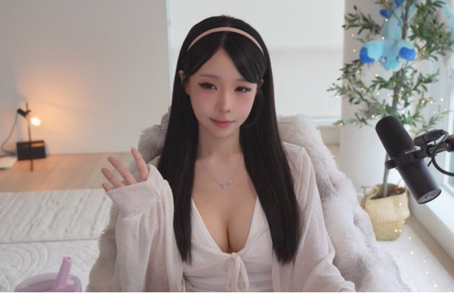 Ở chung nhà với bạn trai, nữ streamer gợi cảm hé lộ cơ thể có 