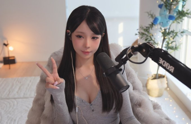 Ở chung nhà với bạn trai, nữ streamer gợi cảm hé lộ cơ thể có 