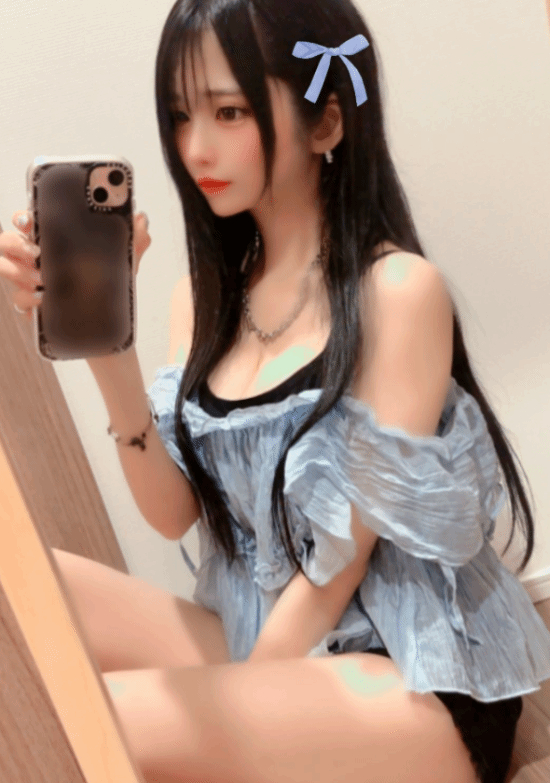 Nữ streamer nổi tiếng bất ngờ lộ mặt mộc khi livestream, nhan sắc khác lạ khiến cộng đồng mạng ngỡ ngàng