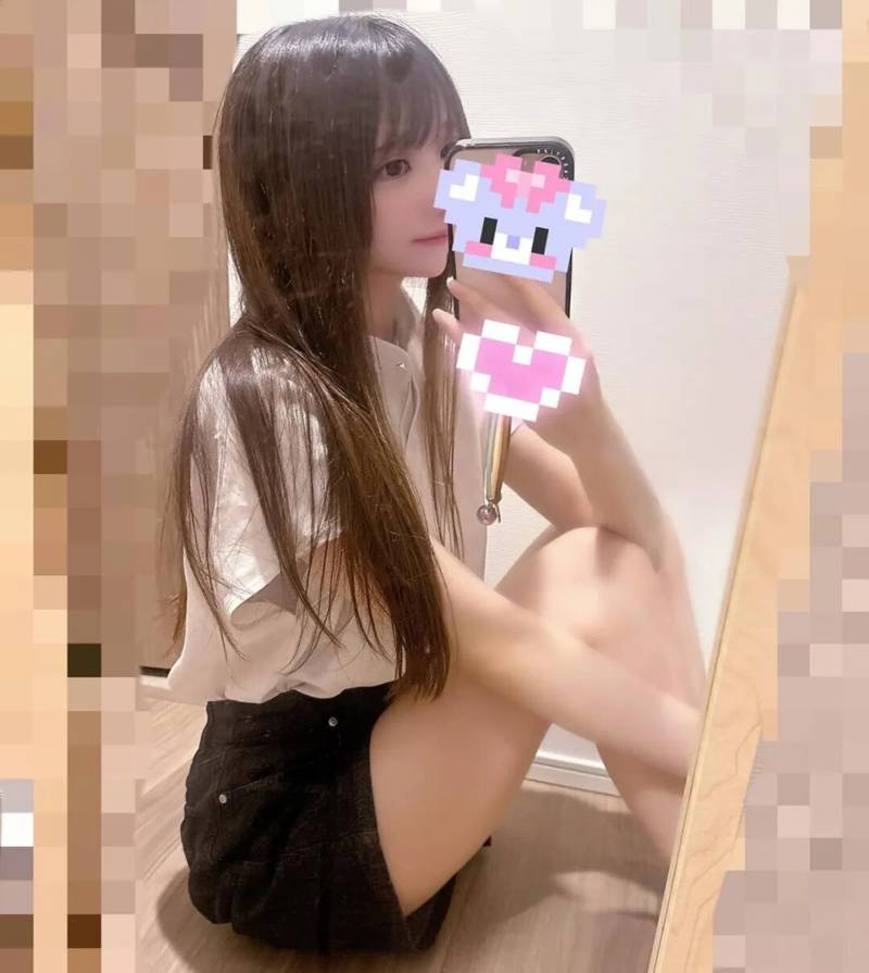 Nữ streamer nổi tiếng bất ngờ lộ mặt mộc khi livestream, nhan sắc khác lạ khiến cộng đồng mạng ngỡ ngàng