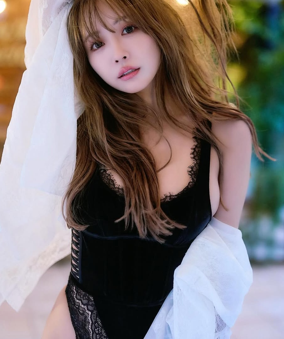 Yua Mikami gây sốt với loạt ảnh trong thang máy, thu hút gần 80.000 lượt thích