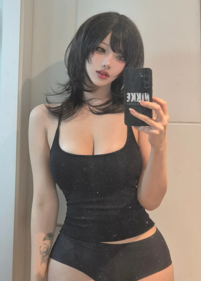 Thân mật quá đà với fan ngay tại sự kiện, hot girl gợi cảm gây tranh cãi tột độ, phải lên tiếng giải thích