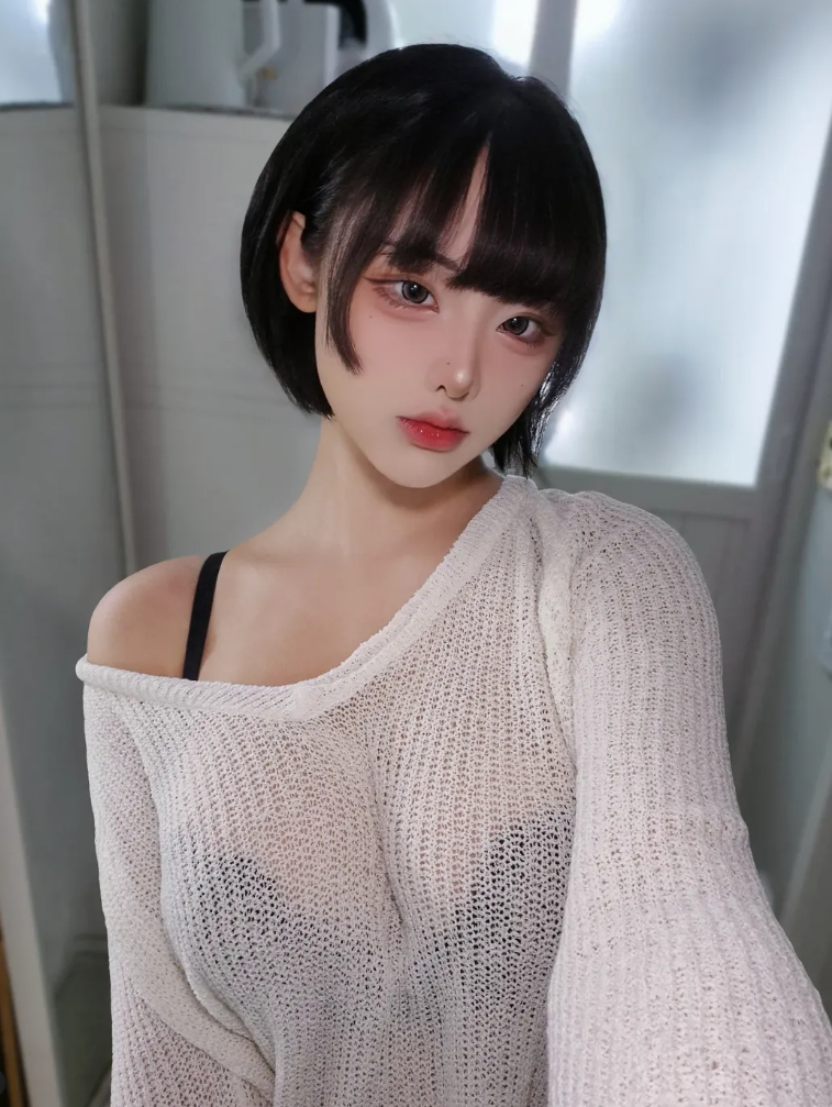Thân mật quá đà với fan ngay tại sự kiện, hot girl gợi cảm gây tranh cãi tột độ, phải lên tiếng giải thích