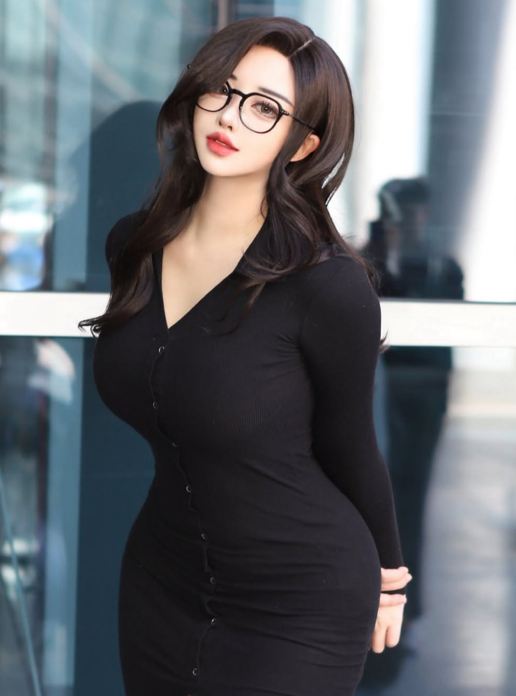 Thân mật quá đà với fan ngay tại sự kiện, hot girl gợi cảm gây tranh cãi tột độ, phải lên tiếng giải thích
