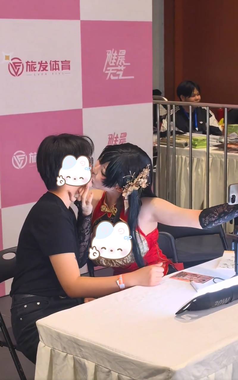 Thân mật quá đà với fan ngay tại sự kiện, hot girl gợi cảm gây tranh cãi tột độ, phải lên tiếng giải thích