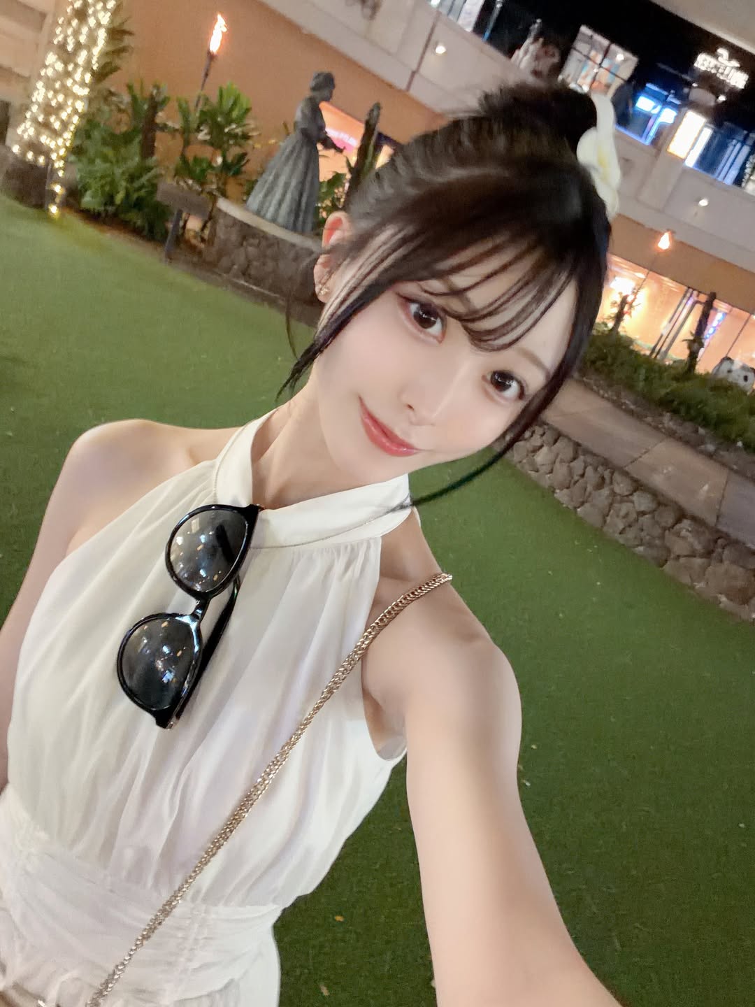 Hot girl tân binh bất ngờ gây chú ý, tổ chức hẳn triển lãm ảnh cá nhân gợi cảm, kỷ niệm một năm ra mắt