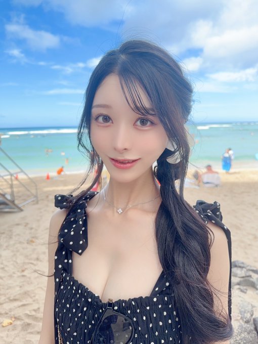 Hot girl tân binh bất ngờ gây chú ý, tổ chức hẳn triển lãm ảnh cá nhân gợi cảm, kỷ niệm một năm ra mắt