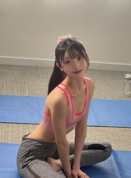 Hot girl tân binh bất ngờ gây chú ý, tổ chức hẳn triển lãm ảnh cá nhân gợi cảm, kỷ niệm một năm ra mắt